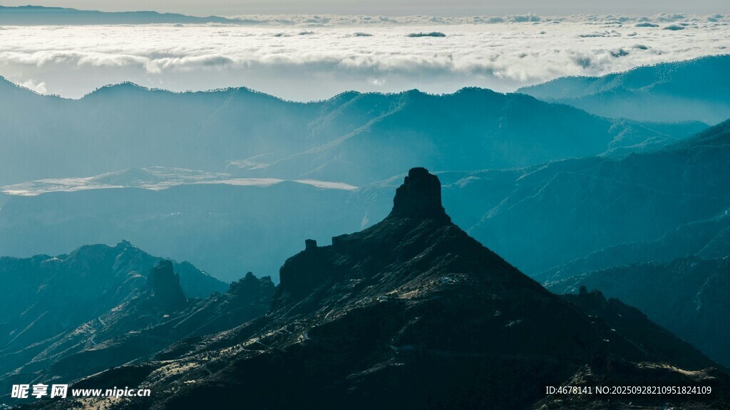巍峨山巒云海中的壯麗峰景