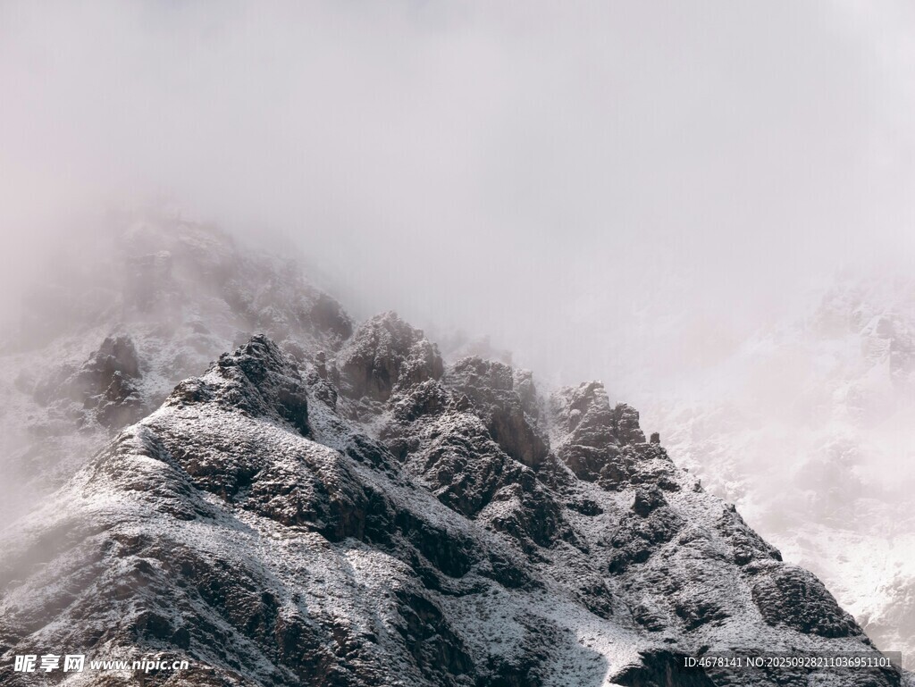 云霧繚繞的壯麗雪山