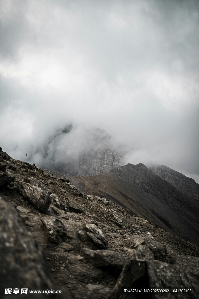 云霧繚繞的嶙峋山峰