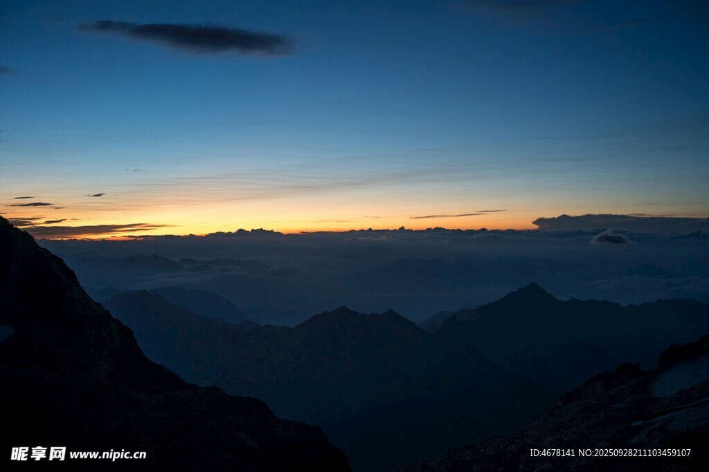黃昏時分的壯麗山巒景色