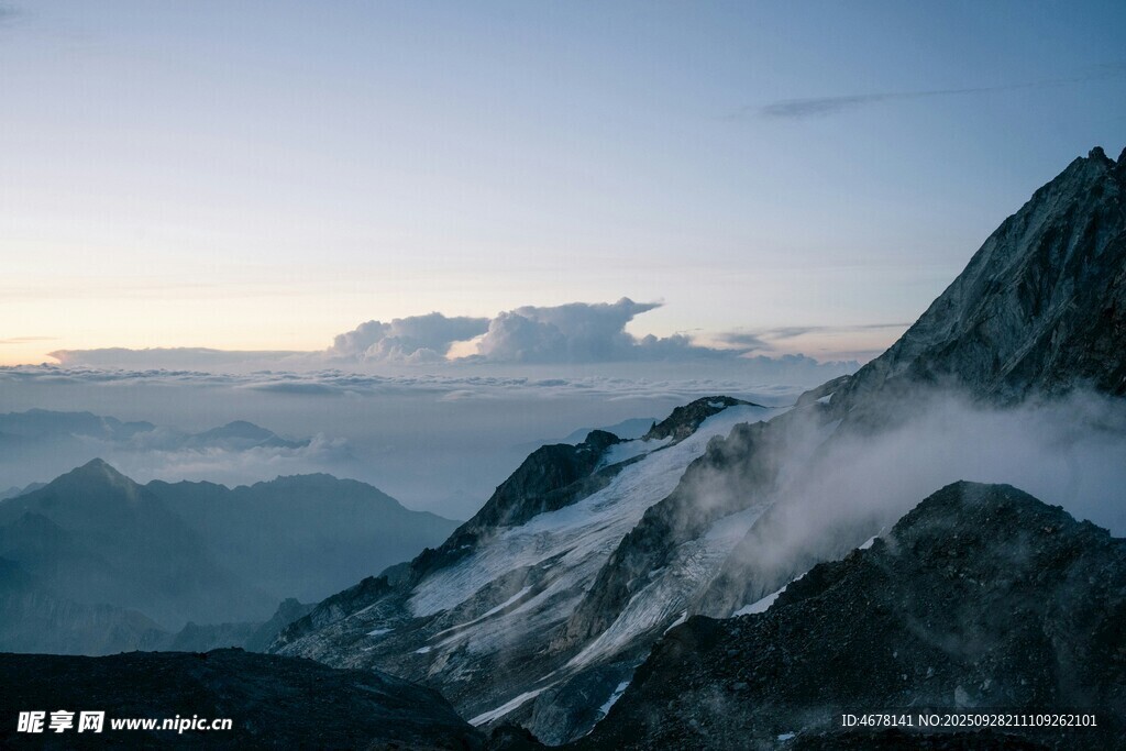 壯麗雪山云海景觀