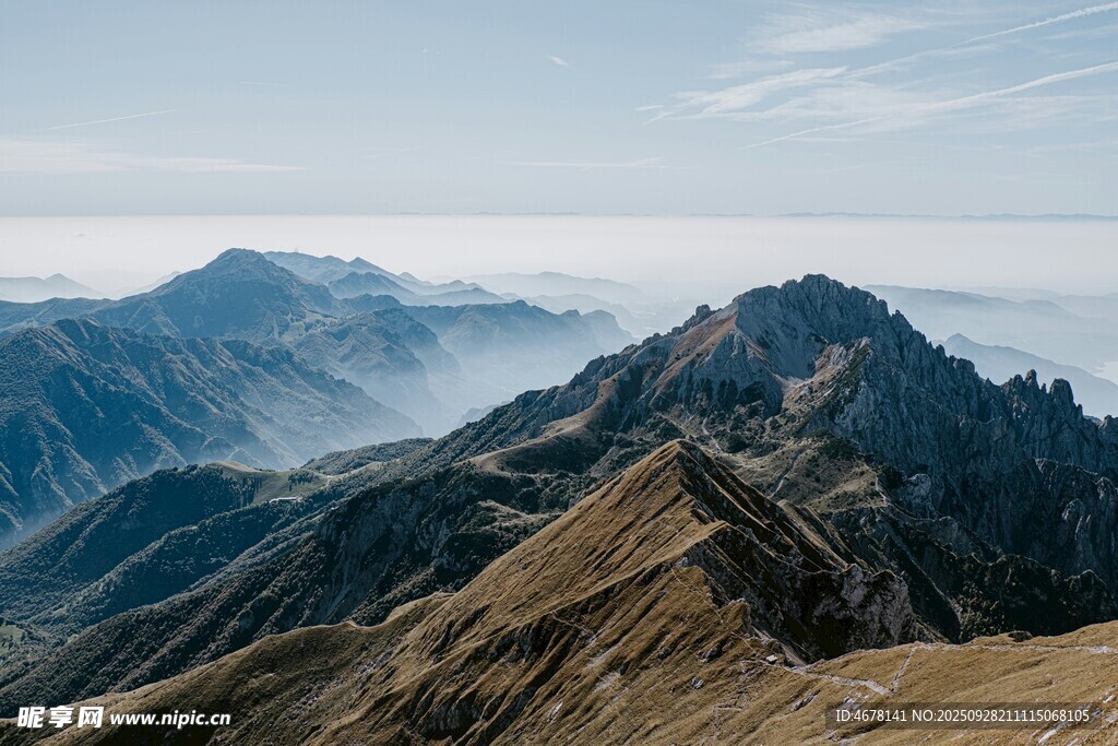 壯麗山景云霧繚繞之峰