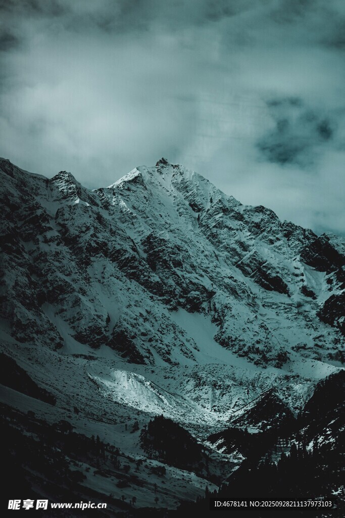 雪山云霧繚繞的壯麗景觀