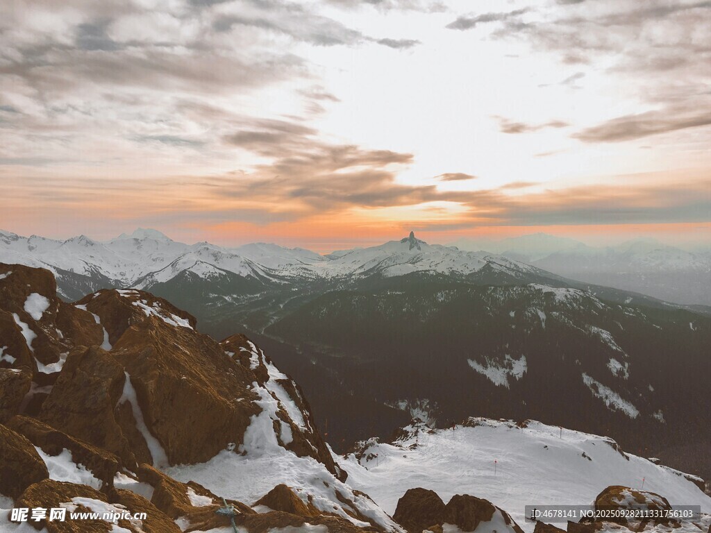 雪山日出壯麗景觀