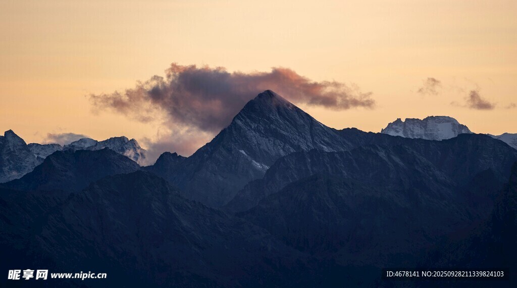 夕陽下的壯麗山脈