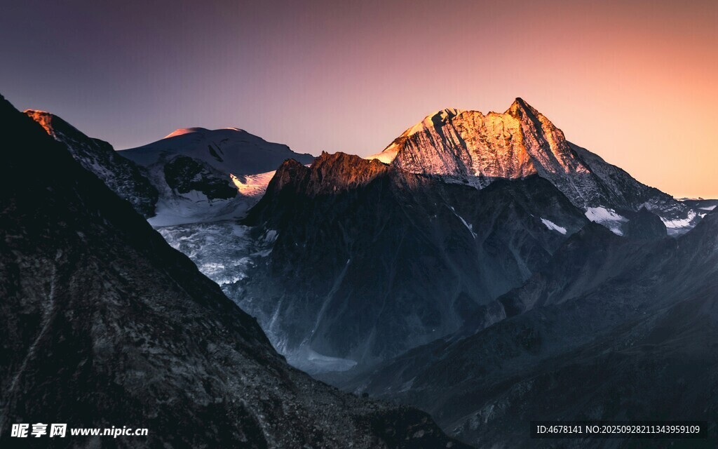 夕陽下壯麗的巍峨山脈