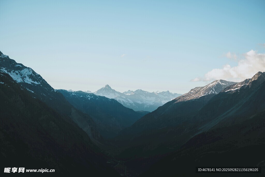 壯麗山景遠(yuǎn)山云霧繚繞