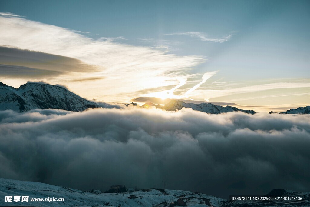 云海之上的壯麗雪山景觀