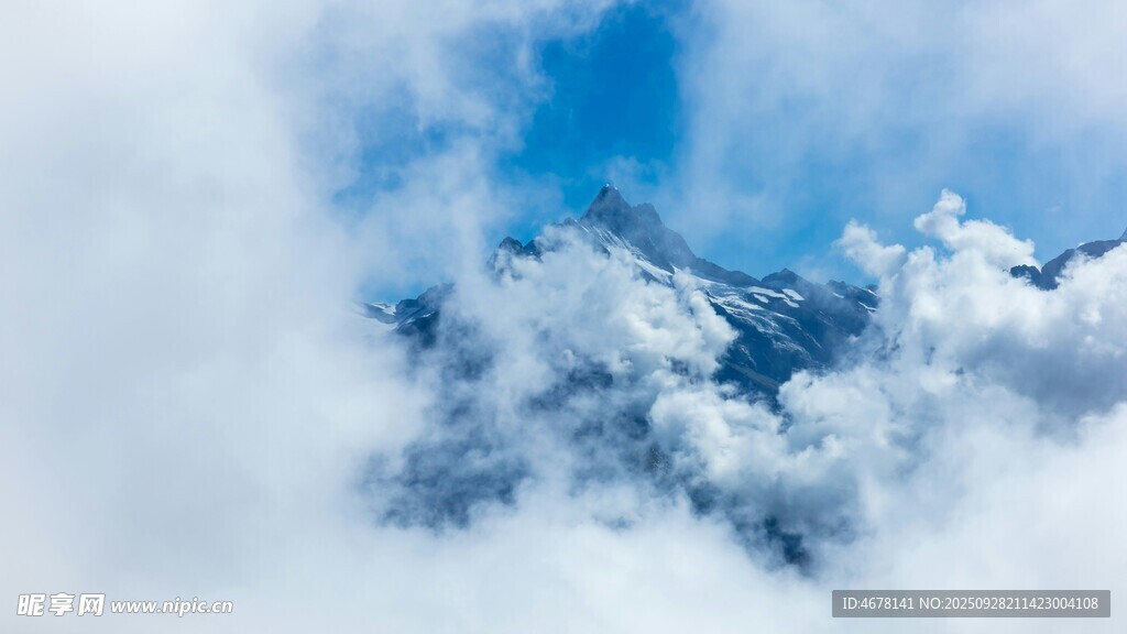 云霧繚繞中的巍峨雪山