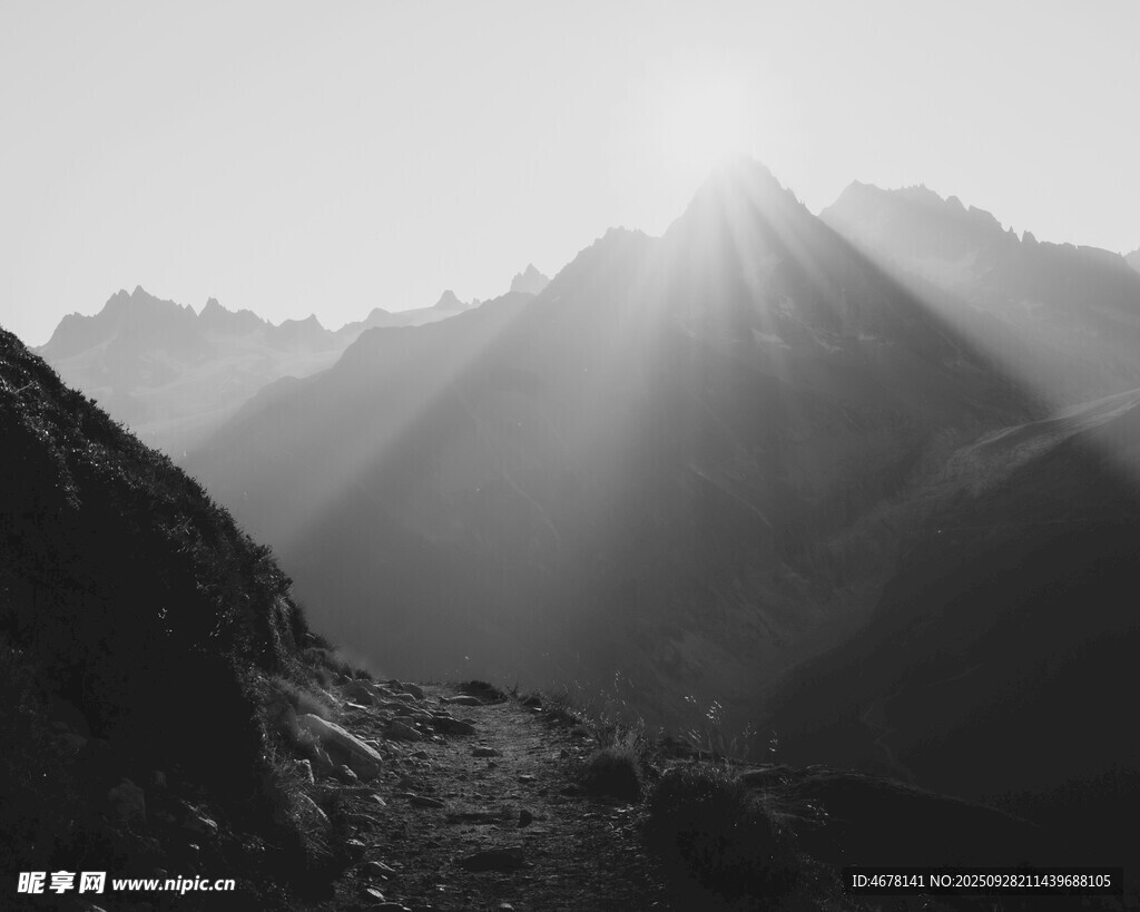 山間晨光穿透云霧美景