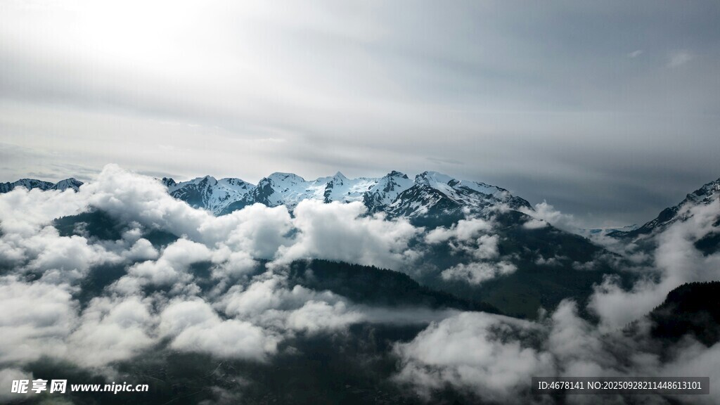 云海之上的壯麗雪山