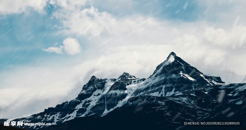 巍峨雪山壯麗天際景觀