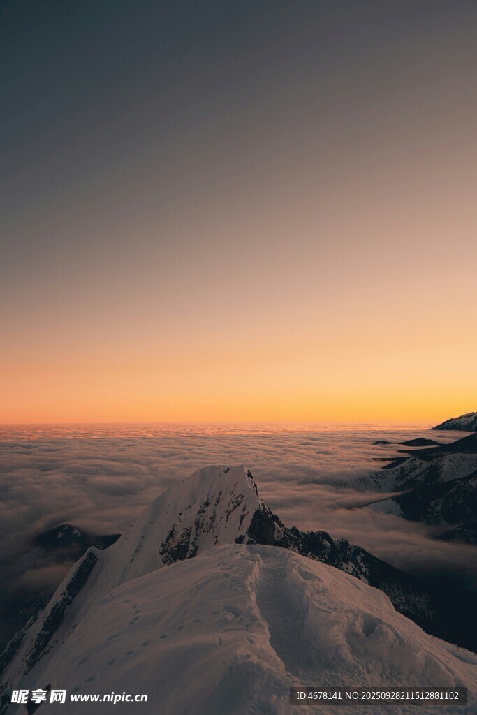 雪山之巔的壯麗日出景觀