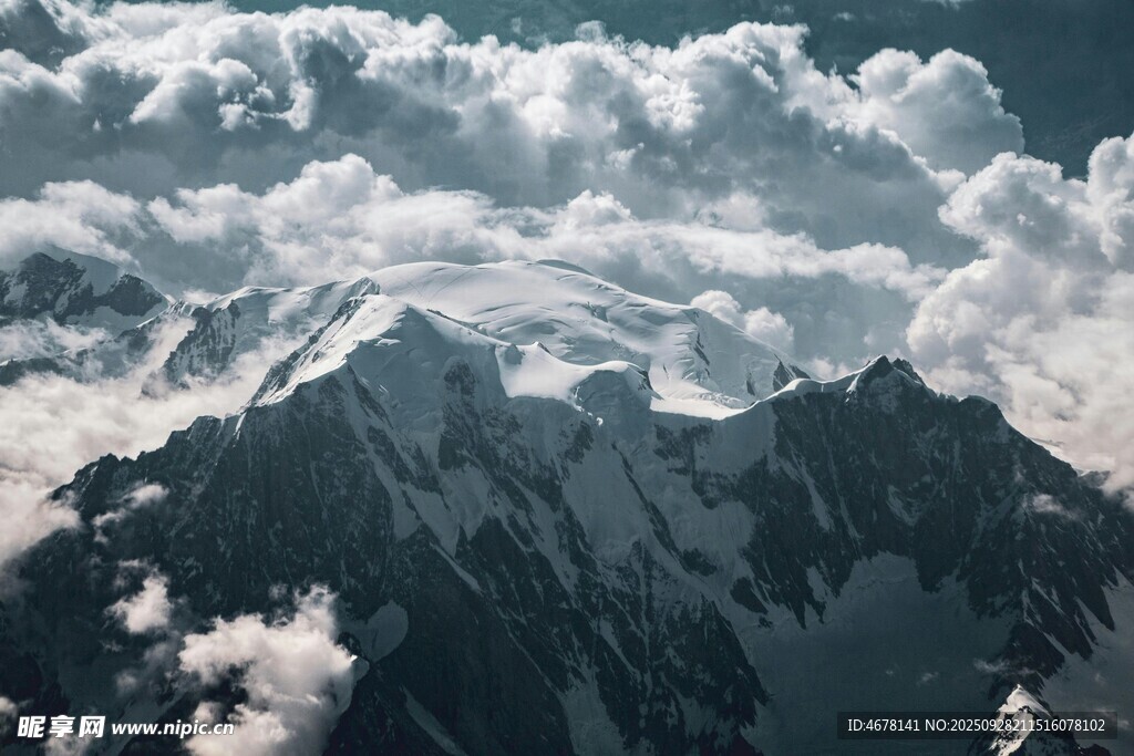 壯麗雪山云海景觀