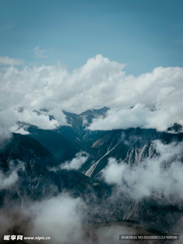 云霧繚繞的壯美山巒