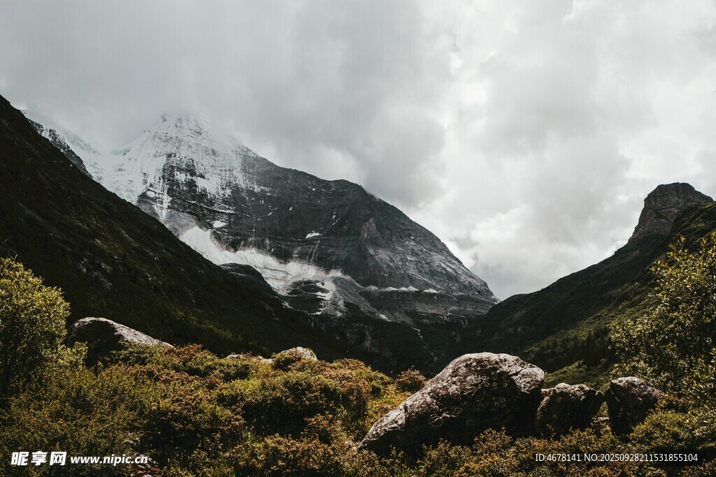云霧繚繞的山間美景
