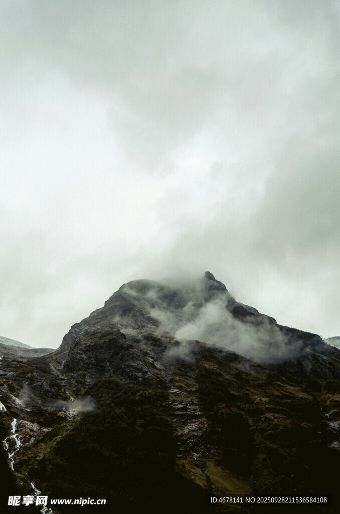 云霧繚繞的巍峨山峰