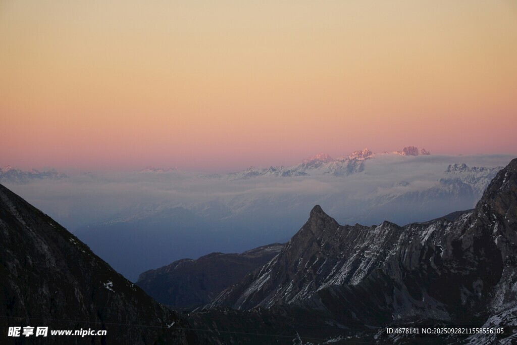 黃昏下的壯麗山巒景色