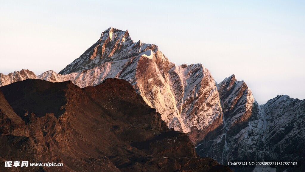 壯麗山峰盡顯自然之美