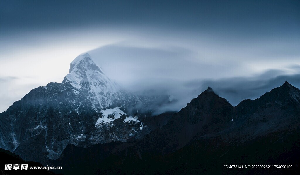 云霧繚繞的壯麗雪山景觀