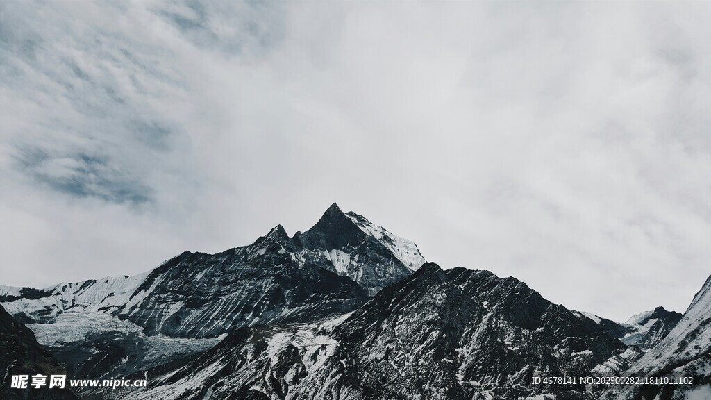 巍峨雪山云霧繚繞之景