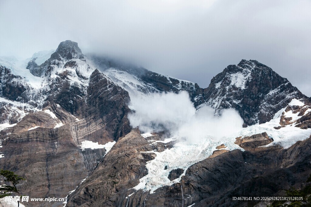 云霧繚繞的壯美雪山