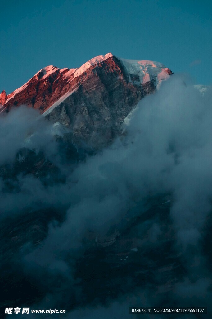 雪山之巔云霧繚繞美景