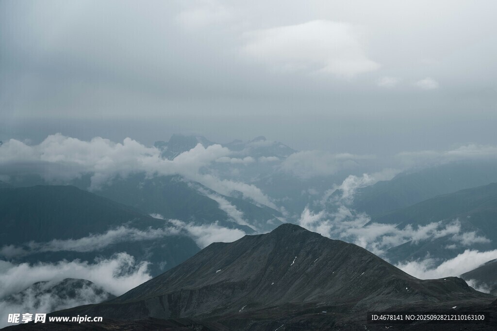 云霧繚繞的巍峨高山