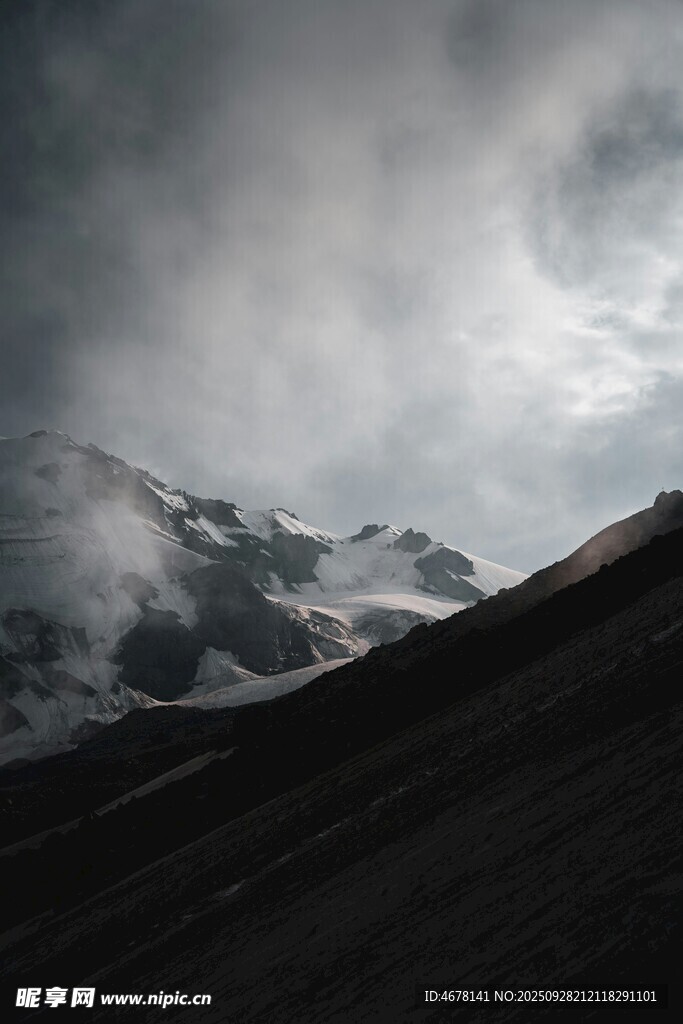 陰云下的巍峨雪山