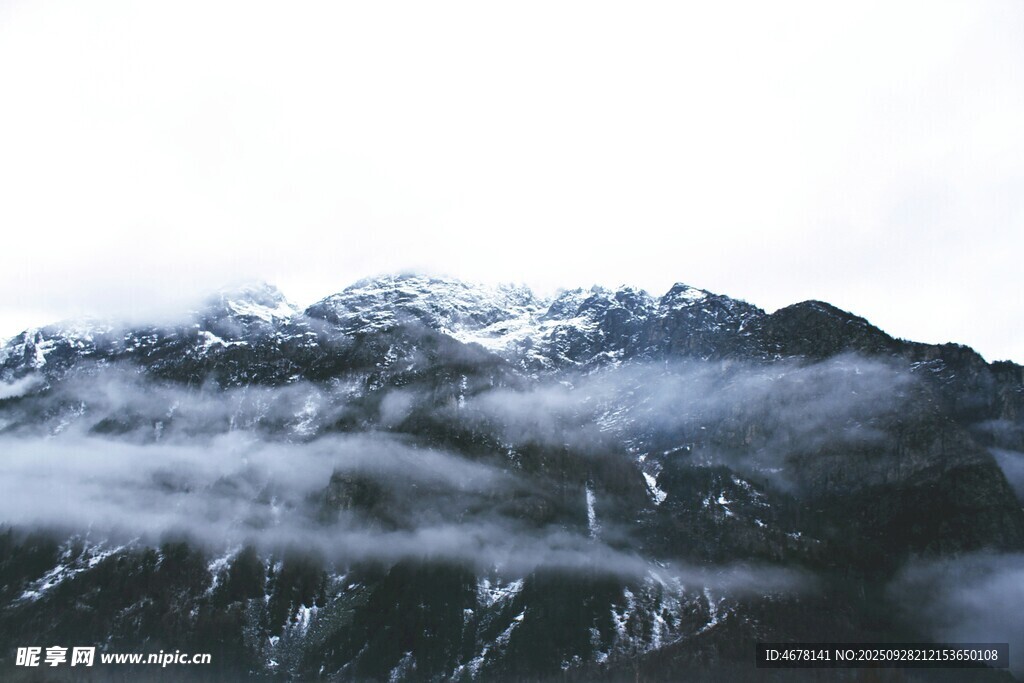 云霧繚繞的壯麗雪山