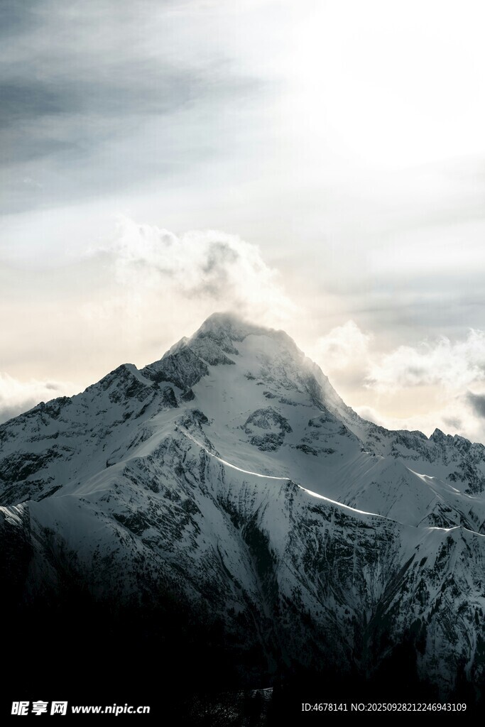 巍峨雪山云霧繚繞之景
