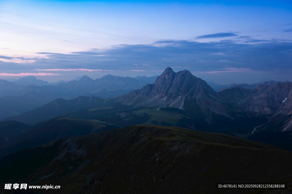 壯麗山景日出時分