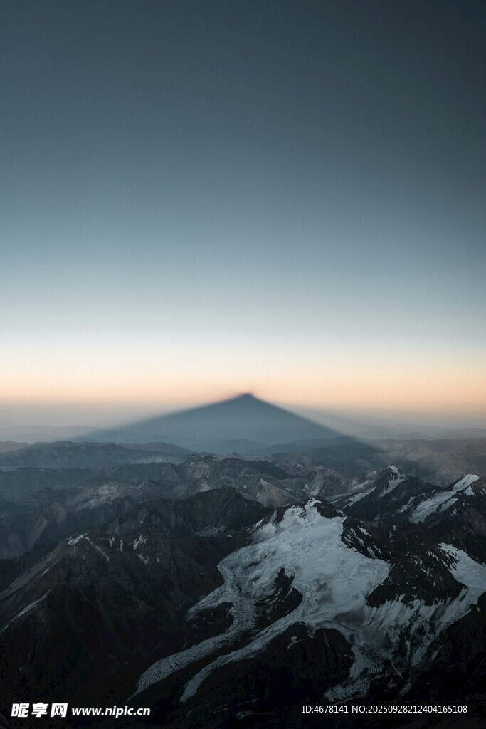 壯麗雪山日出景色
