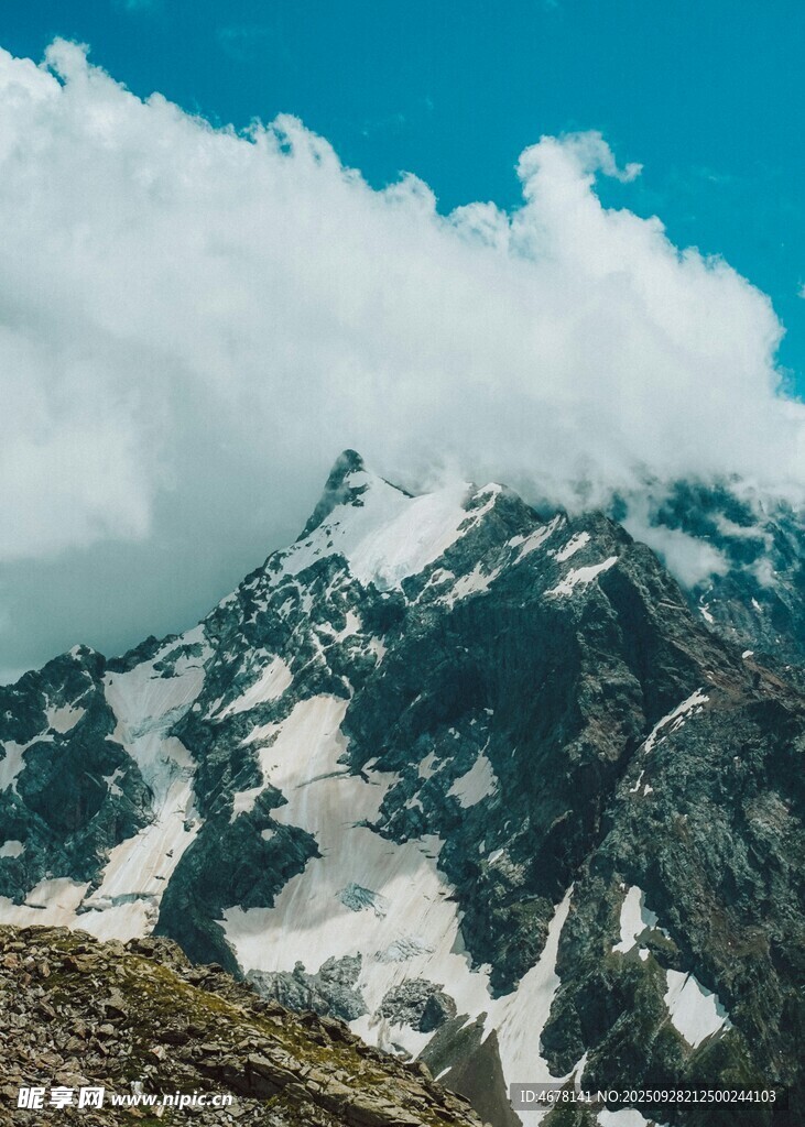 雪山之巔的壯麗云海