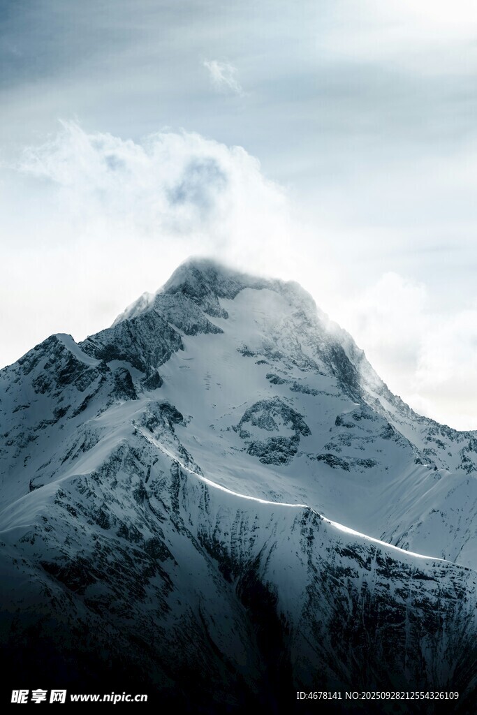 巍峨雪山云霧繚繞之景