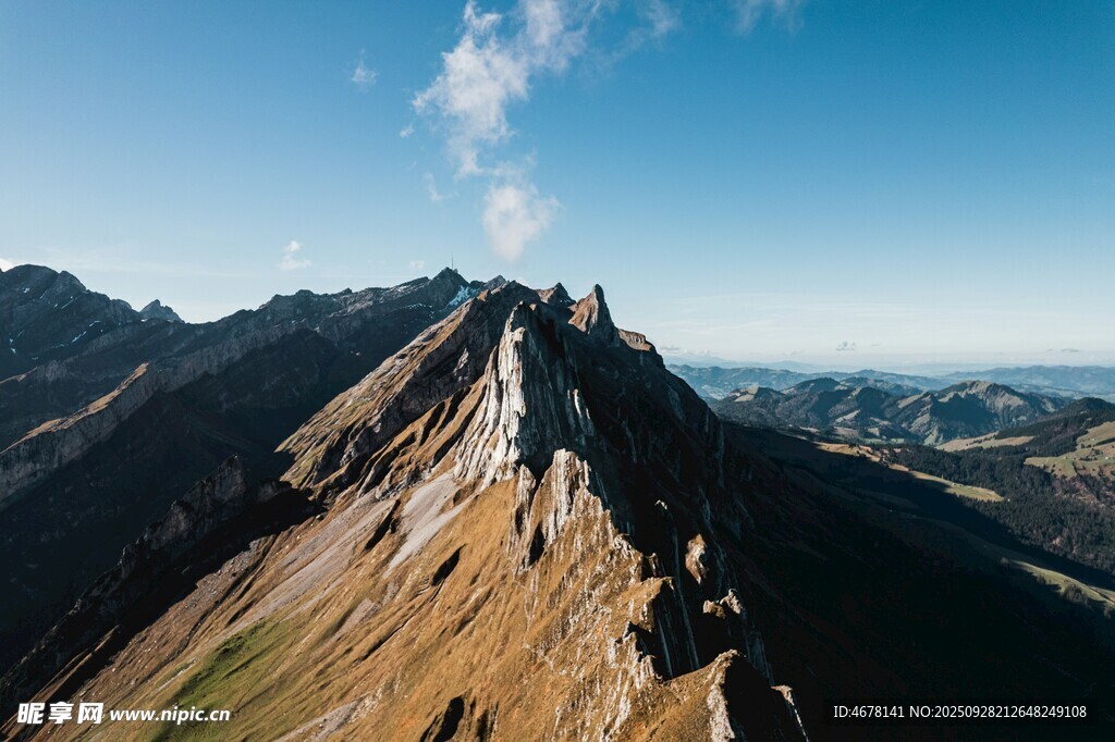 巍峨山峰壯麗天際景觀