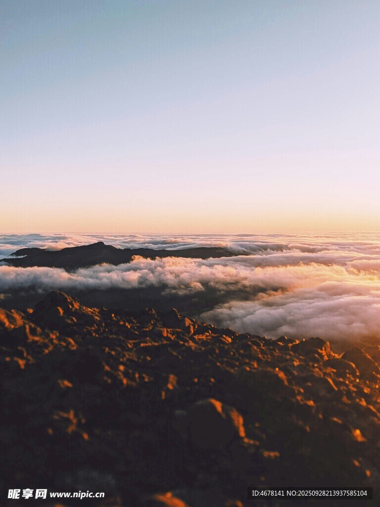 日出云海中的壯美山巒