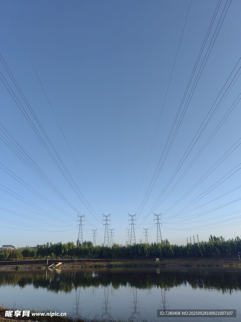 湖畔輸電塔與藍天倒影