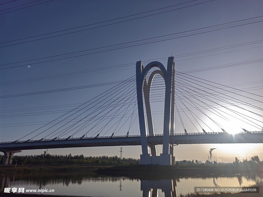 夕陽下的現(xiàn)代橋梁美景