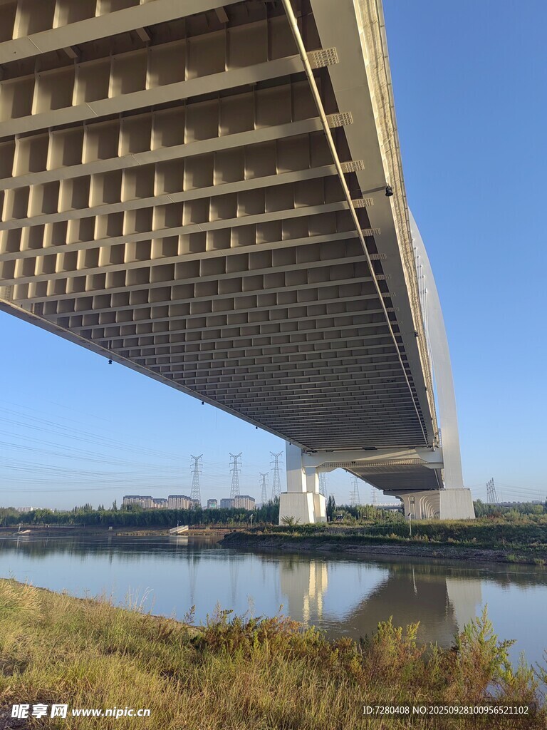 仰視視角下的現(xiàn)代橋梁