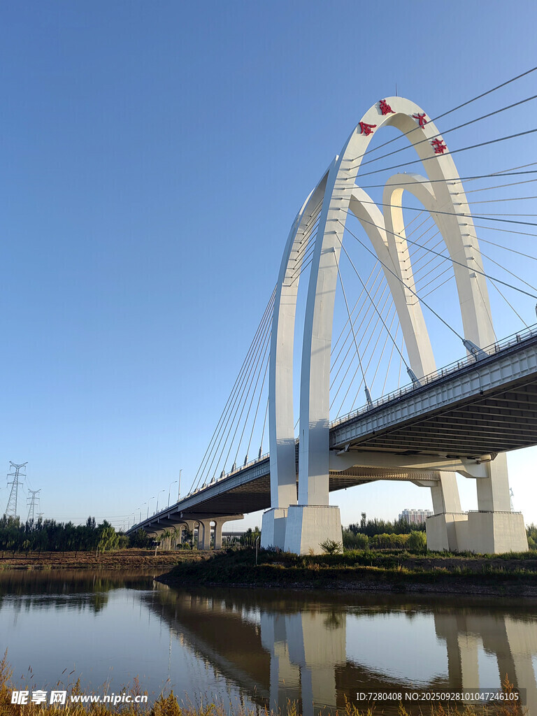 現(xiàn)代橋梁橫跨水面美景