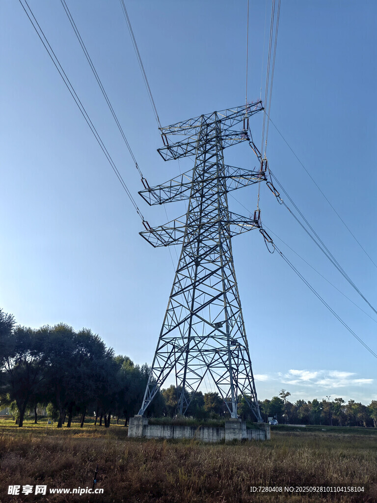高壓輸電塔屹立田野間