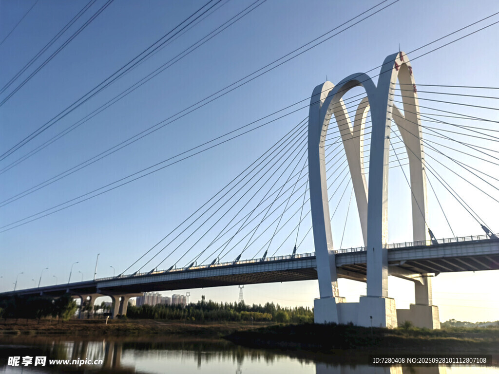 現(xiàn)代斜拉橋橫跨水面美景