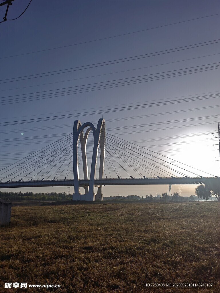 夕陽下的宏偉橋梁景觀
