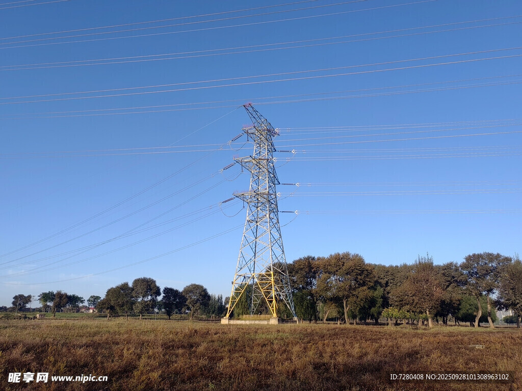 田野中的高聳輸電塔