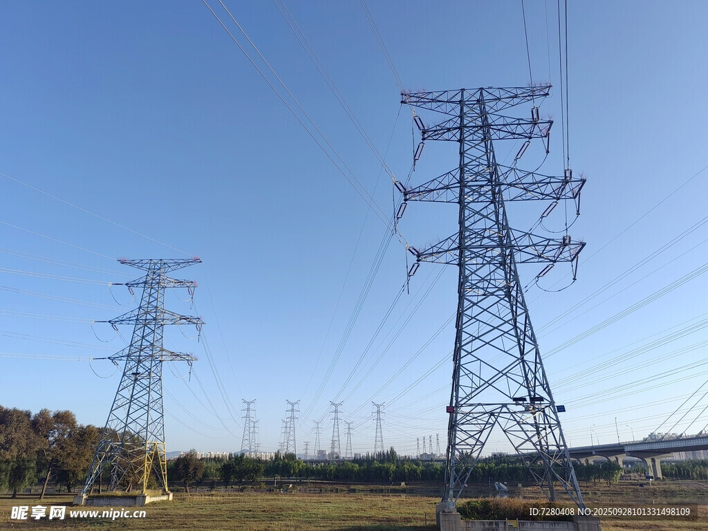 戶外高壓輸電塔