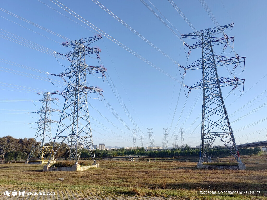 戶外高壓輸電塔景觀