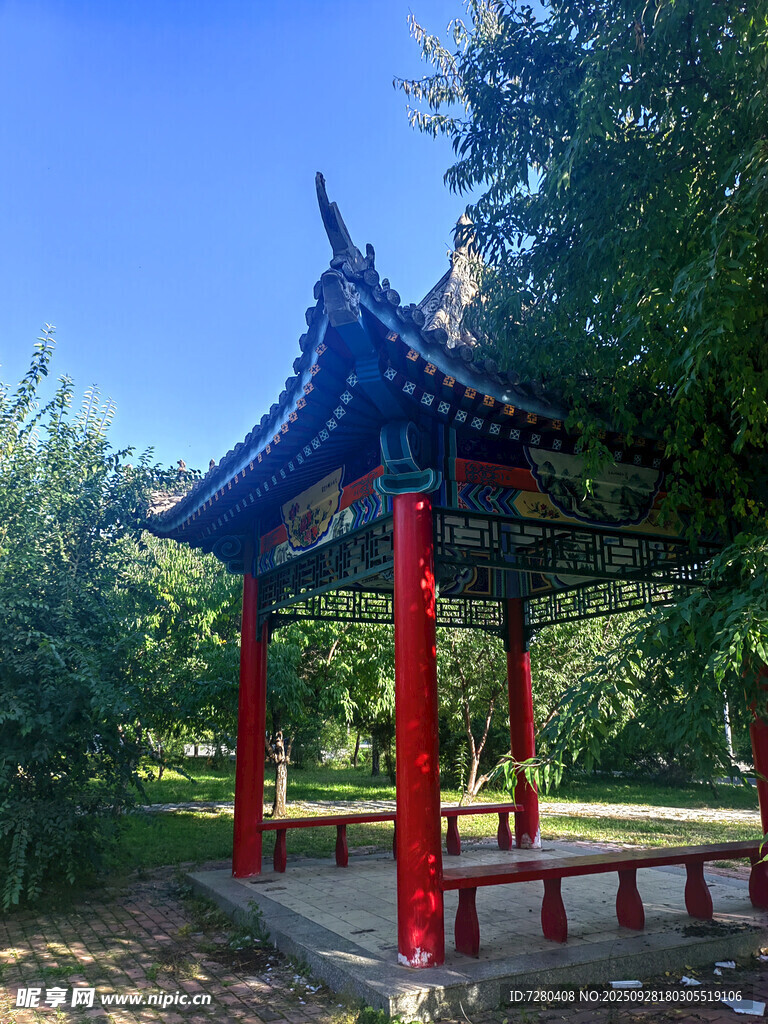 中式紅柱涼亭于綠樹間