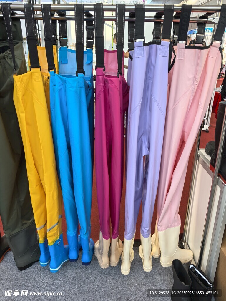 多彩長(zhǎng)筒靴展示架上陳列