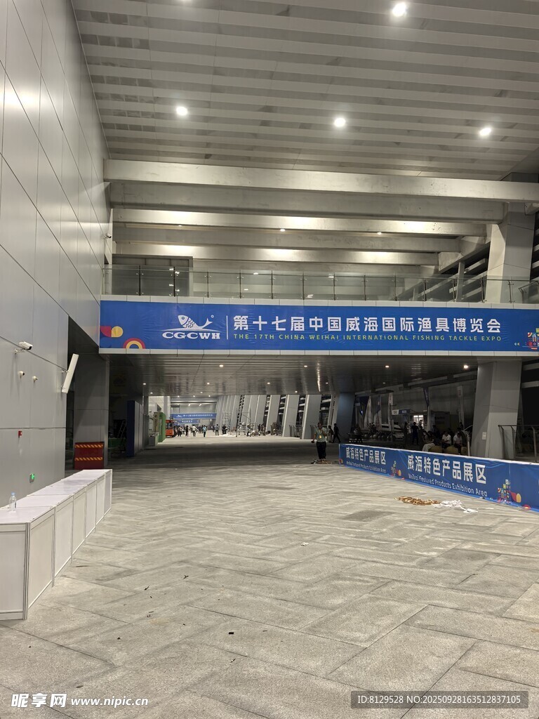 機(jī)場候機(jī)廳內(nèi)部空曠場景